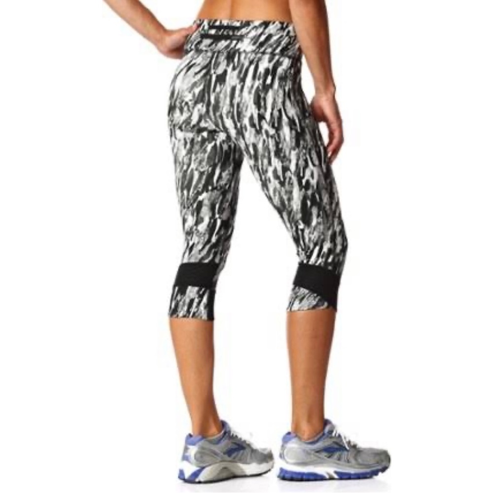 NEW Under Armour blk/wht yoga capris/pants